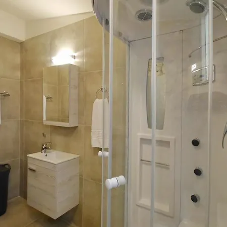 Kleismata Sleeps 6 T674409 *